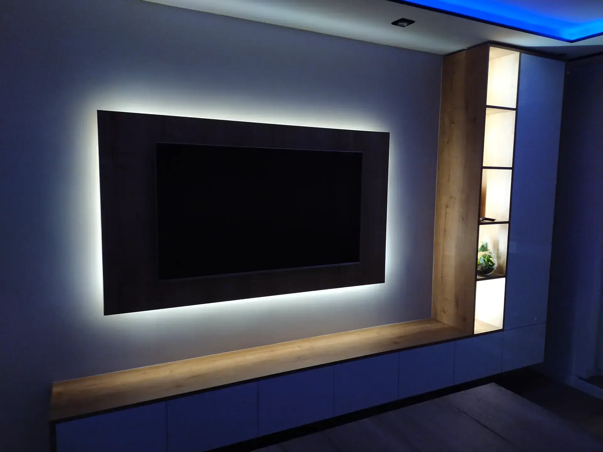 Ściana TV z podświetlanym panelem – zdjęcie 3