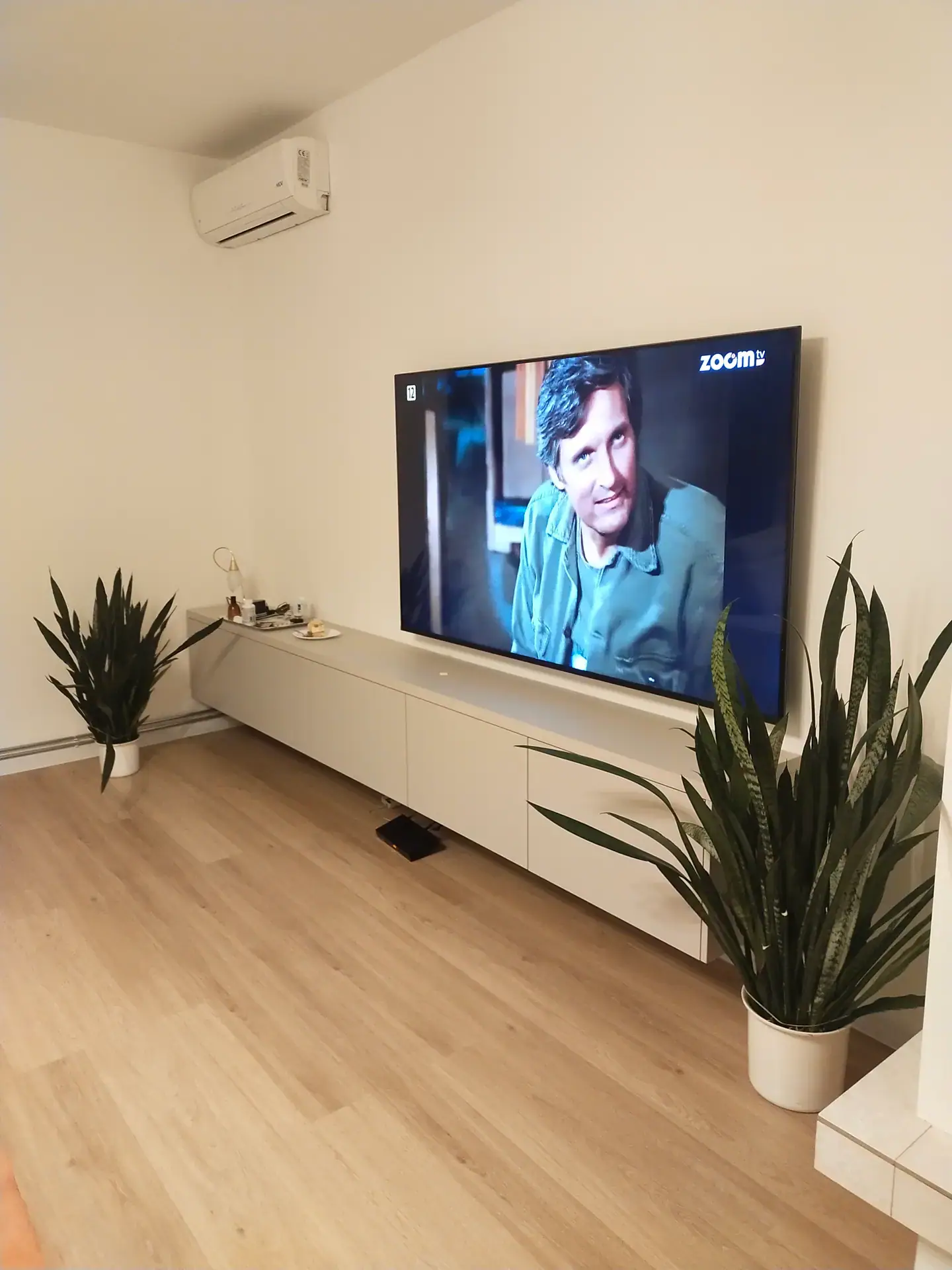 Szafka RTV w salonie z kominkiem – zdjęcie 2