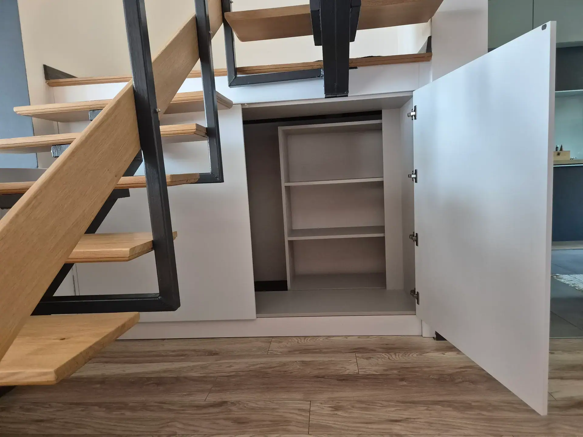 Zabudowa pod schodami – zdjęcie 3