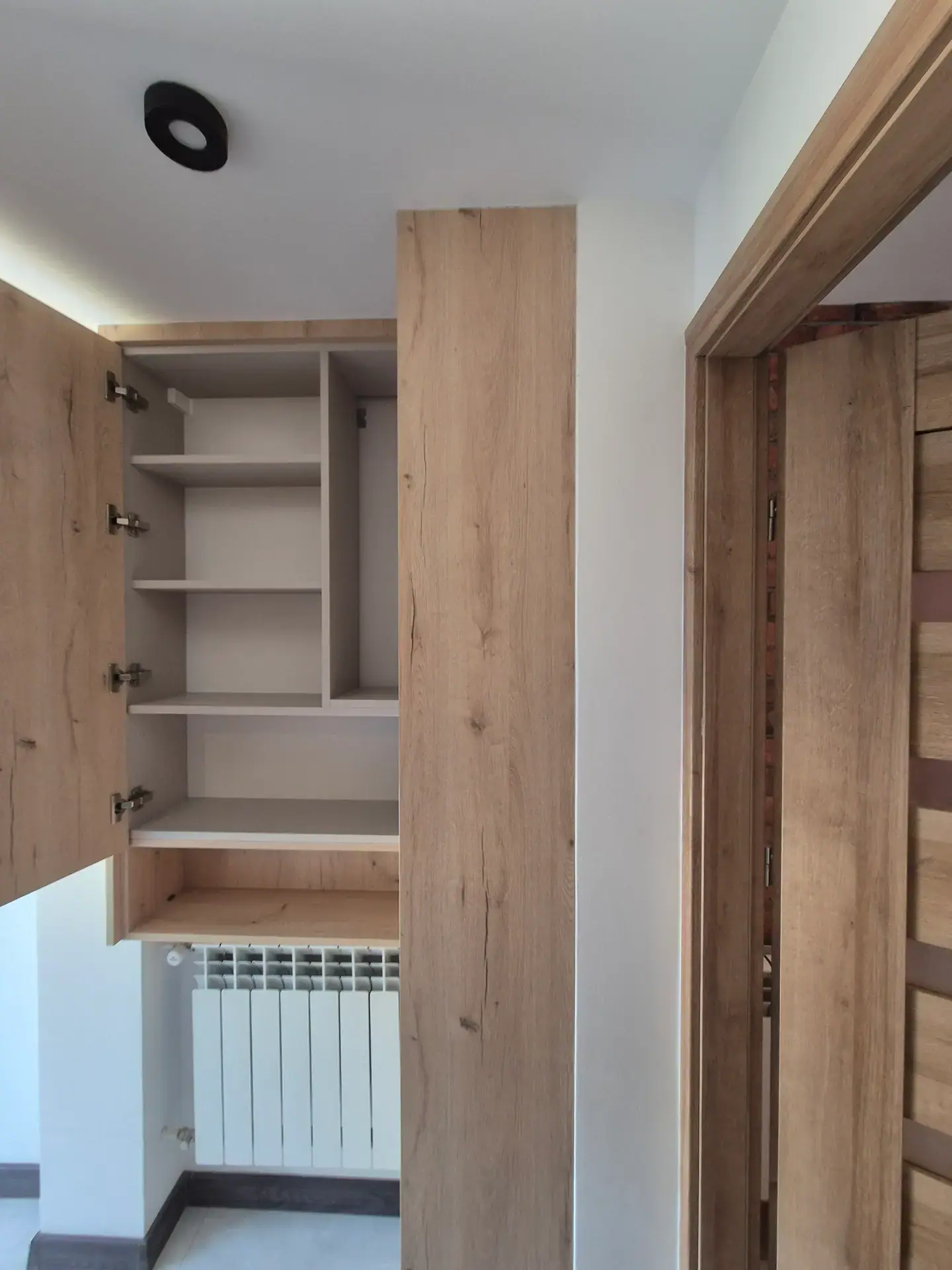 Zabudowa przedpokoju z obudową grzejnika – zdjęcie 7